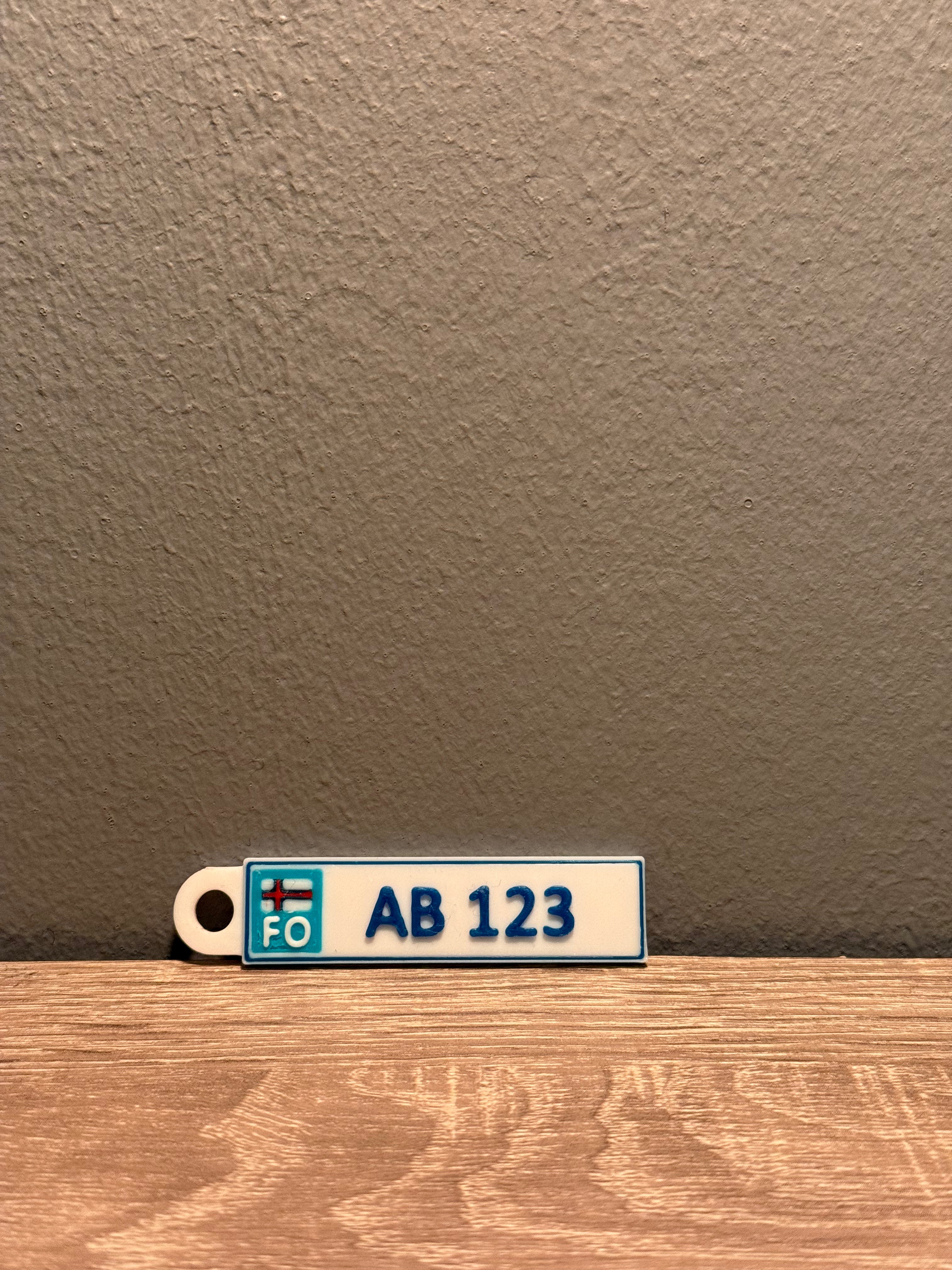 Nummarplátu lyklaringur við egnum teksti